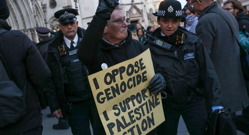A brit felsőbíróság törvénysértőnek minősítette a Palastine Action betiltását, amely ellen ezrek tüntettek Londonban