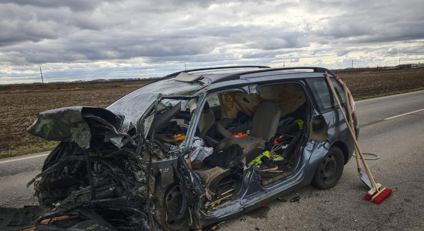 Újabb baleset: négyen sérültek meg, miután két autó szemből egymásnak rohant