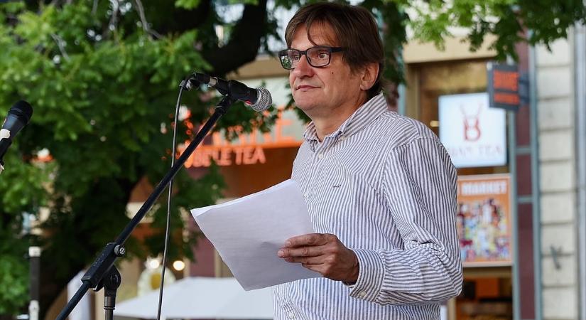 Meghackelte a kormány óriásplakátját egy aktivista Pécsen, rongálás miatt indított ellene eljárást a rendőrség