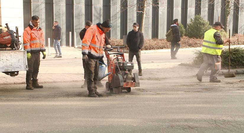 Elkezdődött a melegaszfaltos útjavítás Debrecenben