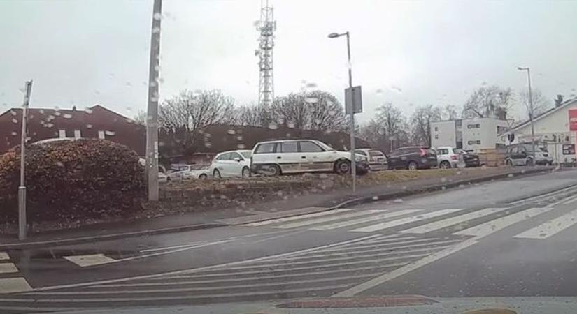 Lúzerdíjas manőver: rendőrök szeme láttára csapódott oszlopnak az ittas sofőr Marcaliban (videó)