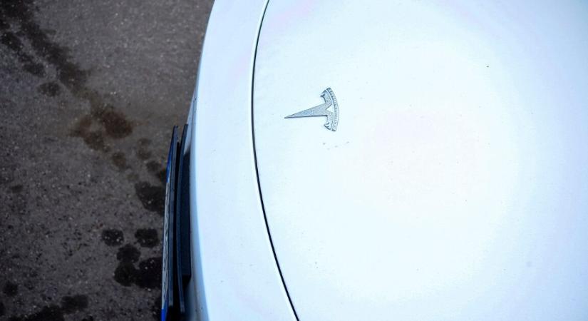 Fényes nappal borult lángokba egy Tesla – két embert kórházba szállítottak