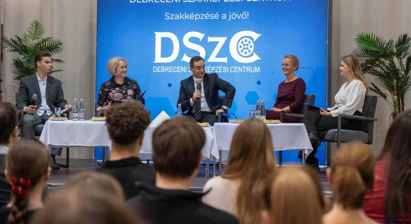 Debrecenben egy kávé mellett a jövőről