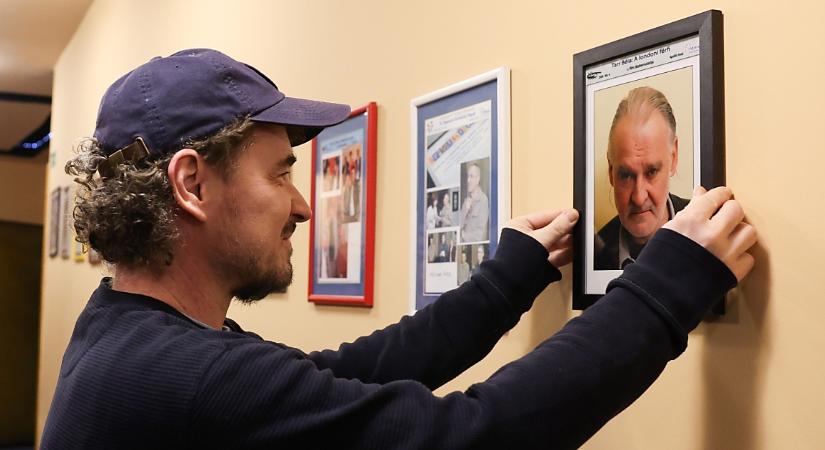 Ellopták a legendás rendező fotóját a debreceni moziból, a történet azonban megható véget ért