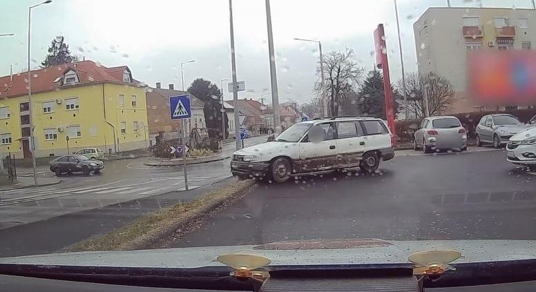 A rendőrök szeme láttára hajtott villanyoszlopnak egy ittas sofőr – videó