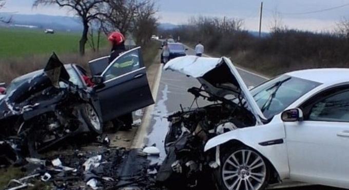 Két autó ütközött, hárman kórházba kerültek