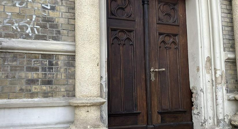 Helyére került a restaurált templomajtó Újvidéken