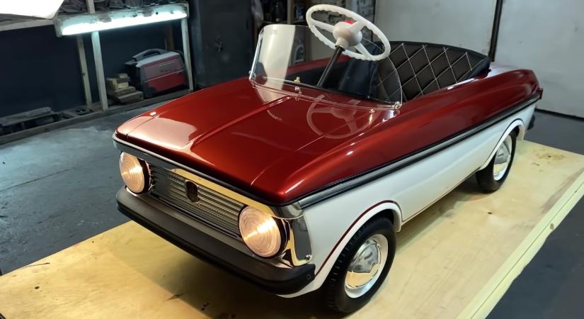 Az autórestaurálás akkor is nagy meló, ha az autó egy pedálos Moszkvics