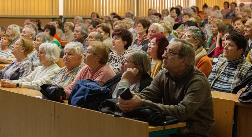 Újabb sikeresnek ígérkező félévét kezdett meg a Nyugdíjas Egyetem