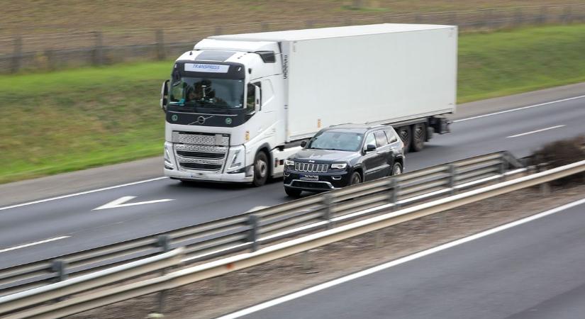 Dugó és baleset - Pénteken sincsenek könnyű helyzetben az M1-esen közlekedők