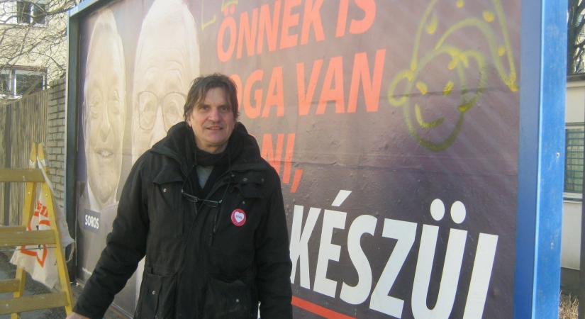 Plakátrongálás rendőri fellépéssel