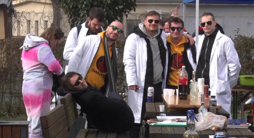 Kolbásztöltéssel is készültek az idei PEN Kocamurira