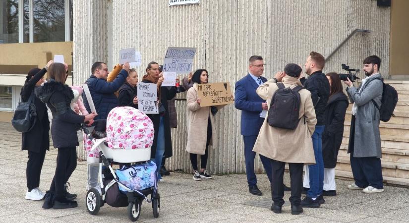 Somorja: a képviselők a tüntetés ellenére megszavazták a kaszinótilalmat (VIDEÓ)