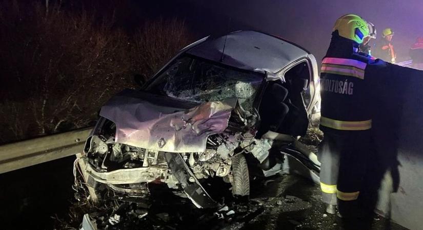 Sokkoló részletek a 81-es főúton történt halálos balesetről (galéria)