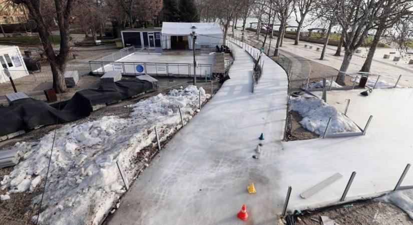 Búcsú a jégtől: bontják a balatonfüredi téli kedvencet