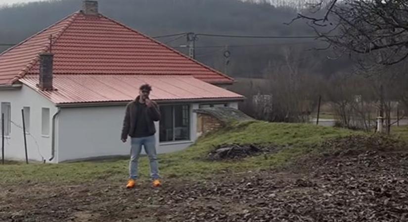 Ilyen vicces ingatlanhirdetést még biztosan nem láttál: így árulja balatoni házát egy vérbeli standupos (videó)