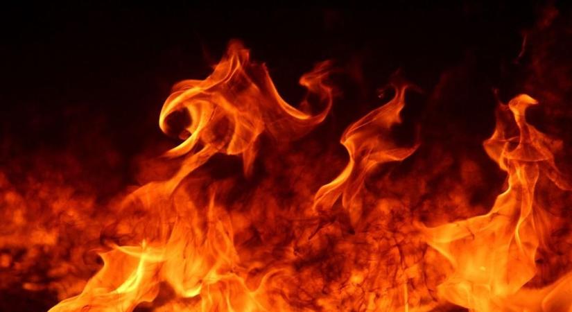 Lángolt egy kamion az M7-esen, Nagyrécse térségében