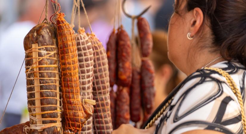 Ne a mennyezetre! A gyulai hentesmester trükkje: így tárold a kolbászt, hogy sokáig ízletes maradjon  Videó