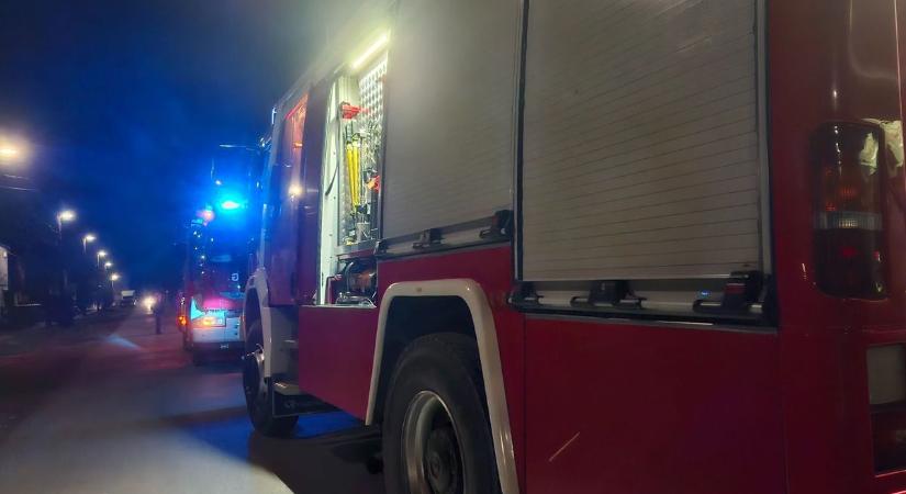 Tűzeset Komlón: huszonöt embert kellett kimenekíteni az épületből