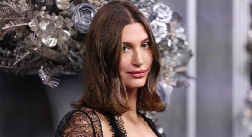 Ilyen áttetsző ruhát talán még a hálószobába sem vesz fel Hailey Bieber: egy filmpremieren mégis bevállalta