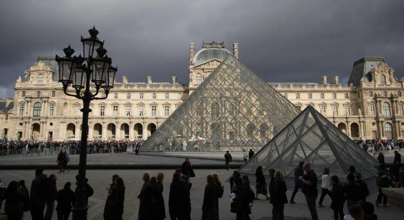 Közel 10 éven keresztül verte át a Louvre-t egy bűnbanda – több millió eurós kárt okoztak