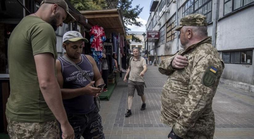 Több mint 10 millió ukrán kiesett, begyűjtik, akit az utcán meglátnak: így zajlik a kegyetlen„buszifikácija”