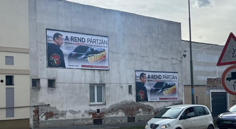 Szombathelyen is megjelentek a Mi Hazánk “barna ingeseinek” a Bűnvadászoknak az utcai hirdetései