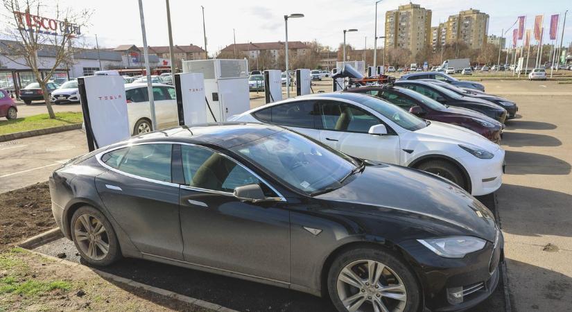 Megérkezett Szegedre a Tesla villámtöltője, negyed óra alatt újra útra kelhet az autó