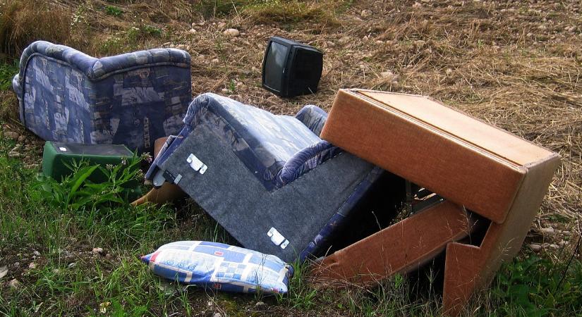 Lomtalanítás: 150 ezres bírságot kaphat, ha így teszi ki a megunt holmit