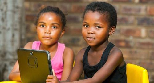 Afrikai gyerekek éneklik a KFT Afrika című számát – videó