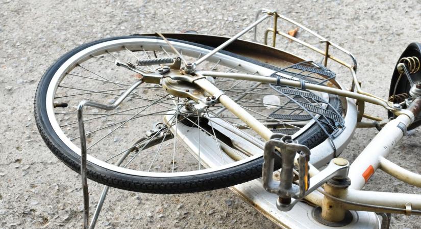 Drámai pillanatok Szolnokon: súlyos sérülést szenvedett a kamionnal ütközött kerékpáros