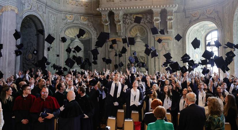Magasba repültek a magiszter sapkák az egri egyetem diplomaosztóján