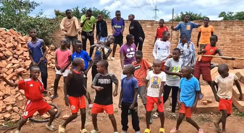 Ilyet még nem láttunk: Afrikában csendült fel a KFT zenekar örökzöld slágere (VIDEÓ)