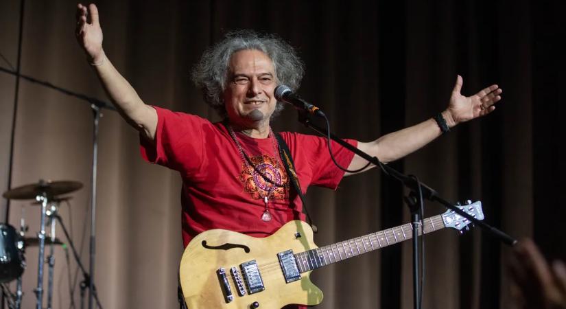 Elképesztő megtiszteltetés érte a KFT zenekart: Nem hiszed el kik énekelték az Afrikát!