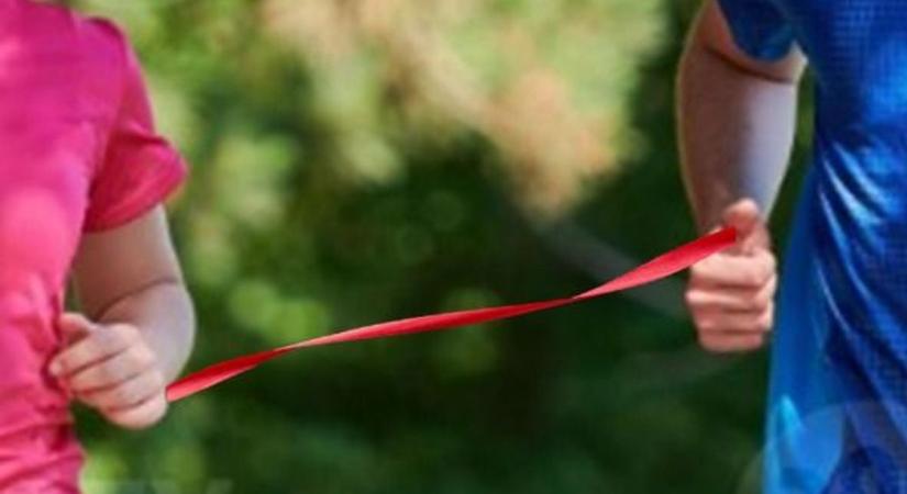 A futócipők fűzői helyett a párokat kötik össze a Valentin-napi Örömfutáson