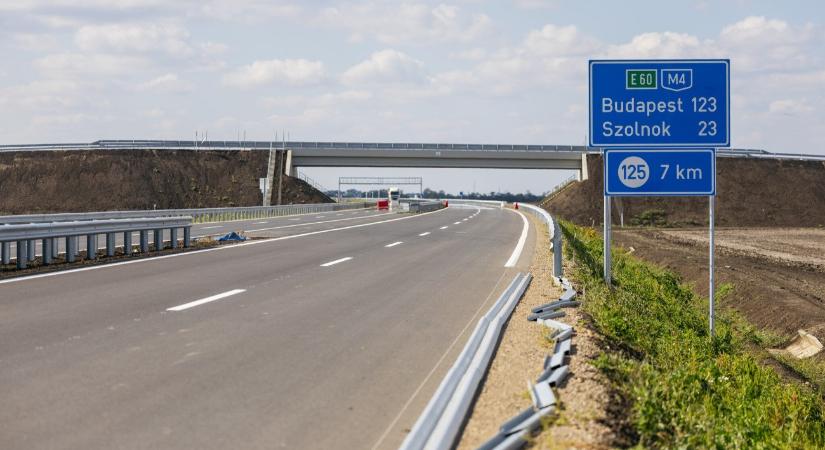 10 kilométeren keresztül ment szembe a forgalommal egy autós az M4-esen