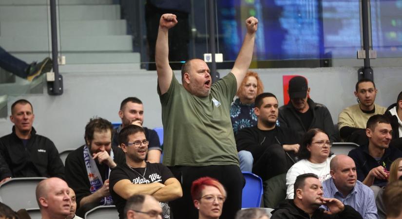 Talán nincs is ember, aki ne hallotta volna a hangját az arénában