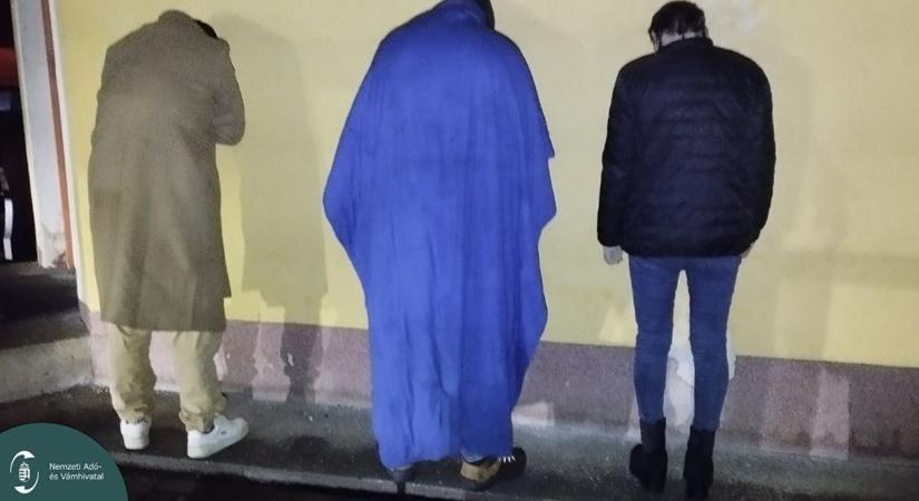 Ez nagyon durva, mire készülhettek ebben a kocsiban? Talán a NAV se hitte, mibe nyúl az M3-ason – fotókkal