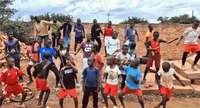 Ez a videó garantáltan jobb kedvre derít mindenkit: afrikai gyerekek éneklik a magyar slágert