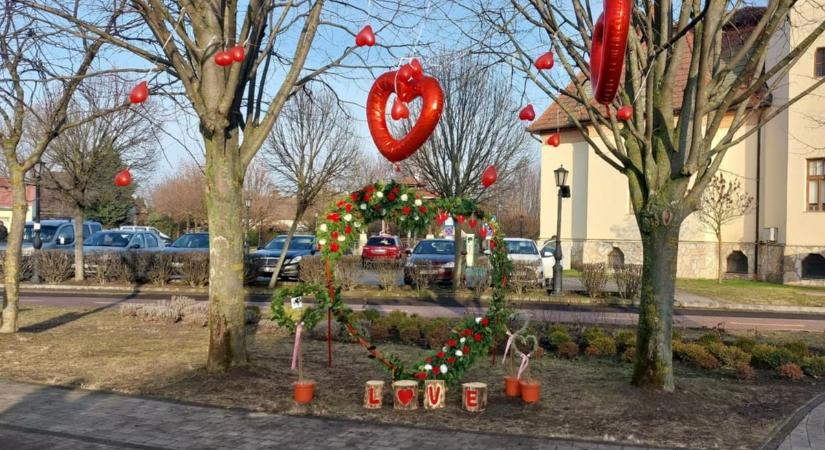 Szívecskés szelfipont vár Valentin-nap alkalmából a Jászságban, itt találod