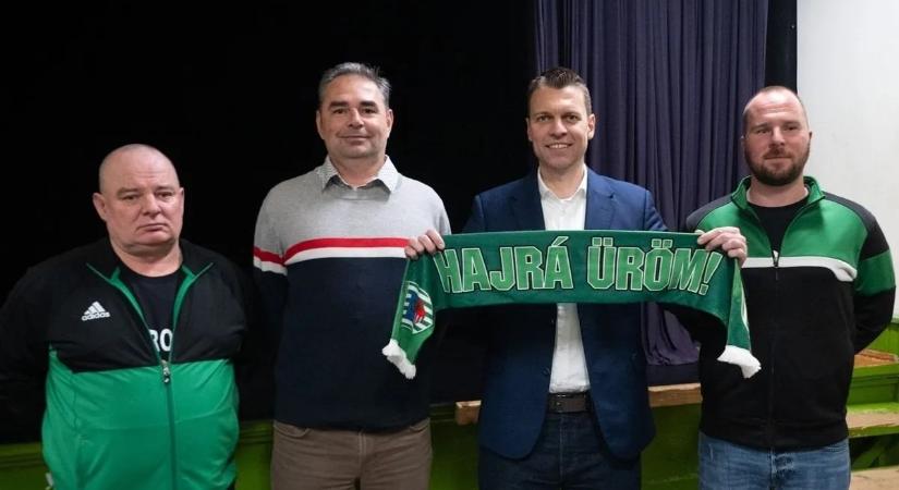 Menczer Tamást megfenyegették a tiszás Facebook-huszárok