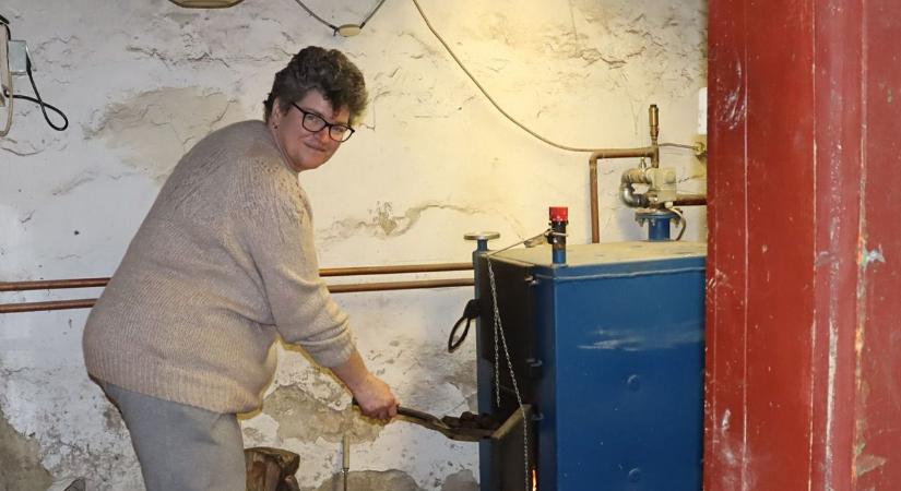Fával, gázzal vagy szénnel olcsóbb fűteni? Egy zalai falu taktikájától leesik az állad