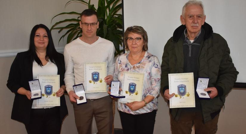 Rendőrségi fórum Nagytevelen: Három célzott lövés érte a polgármestert (fotók, videó)