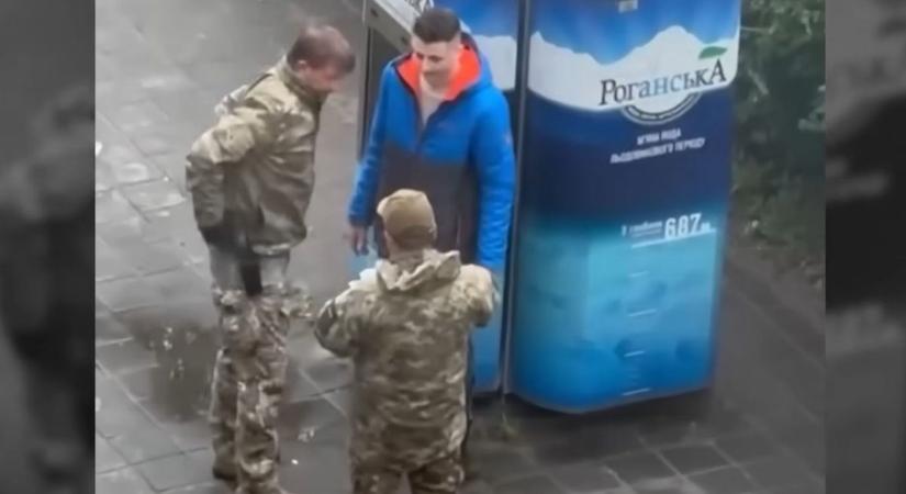 Így veszik el az emberség Ukrajnában a kényszersorozások miatt  megrázó felvételek