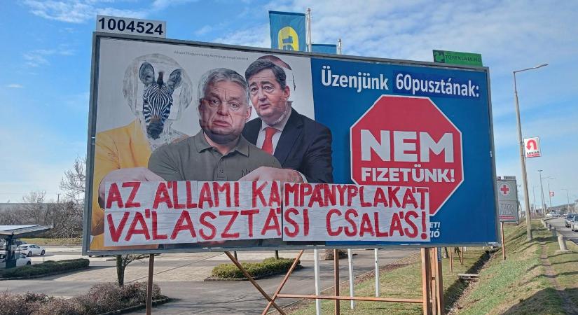 Bűncselekménnyel gyanúsítják a pécsi jogászt, aki most Hatvanpusztának üzent az Orbán-kormány átfestett plakátján