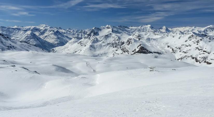 Síelőket sodort el a lavina az Alpokban, hárman meghaltak