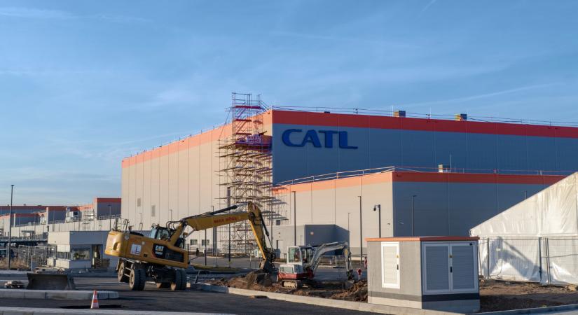 Sokk Debrecenben: hat méterről zuhant le egy munkás a CATL-gyár építkezésén