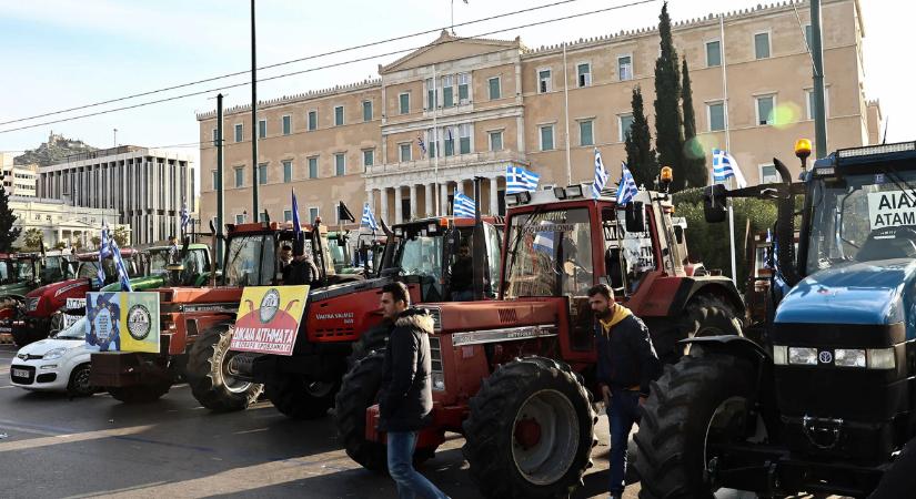 A gazdák hatalmas fennakadást okoznak! Traktorokkal vonultak a főváros központjába tiltakozásként!