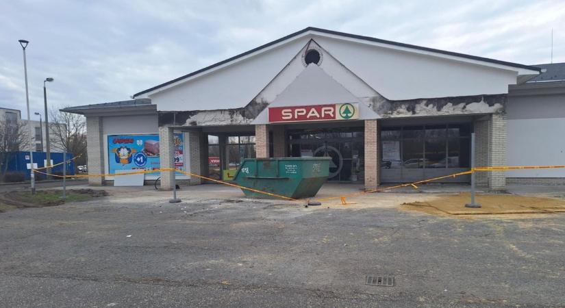 Bezárt a győri Spar, fotókon mutatjuk az okot