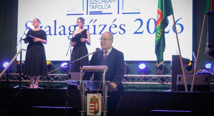 Megható és emlékezetes szalagavató bált rendeztek Tapolcán